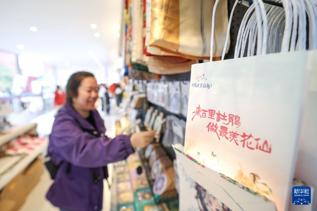 诗意中国丨几日春风又春雨 杜鹃依旧映山红