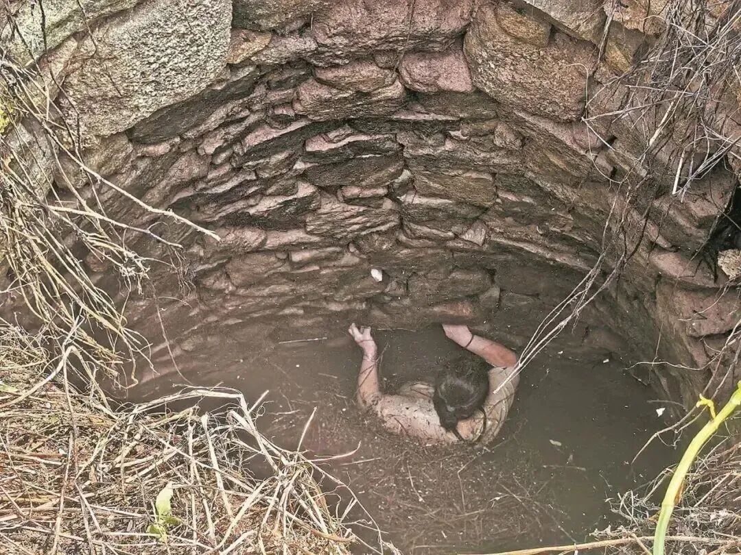 吓人！村口枯井接连“吃下”俩人，先是孩子后是父亲……