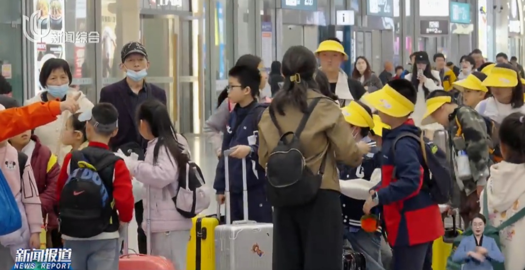 上海人一脸震惊！这几天怎么了？迪士尼门票售罄，早上5点起排队！全市多景点被挤爆