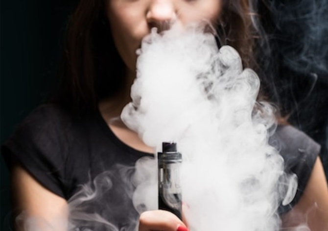 “水果味”电子烟竟是新型毒品，20岁女孩吸食后生命垂危
