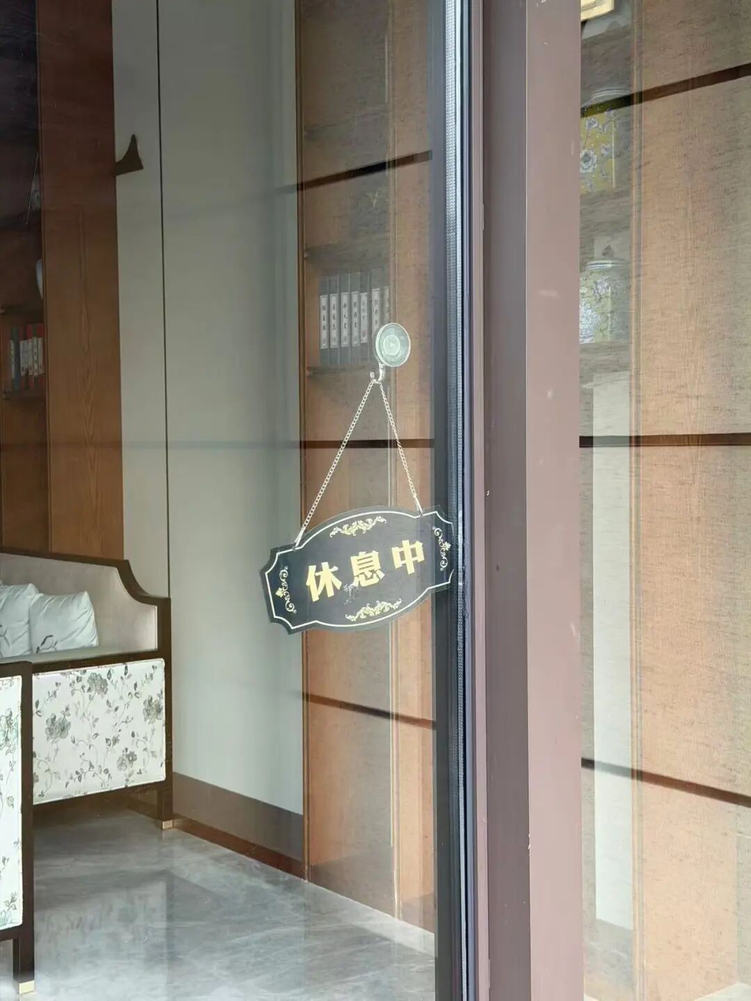 杭州一女子花费4万7医美，注射后面部肿胀、过敏，院方只愿退8000元......