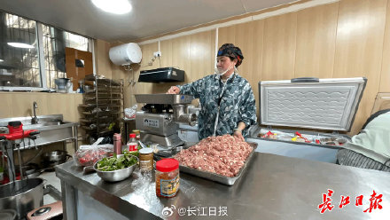 自闭症孩子妈妈卖烤肠，爱心老板一口气订了500斤