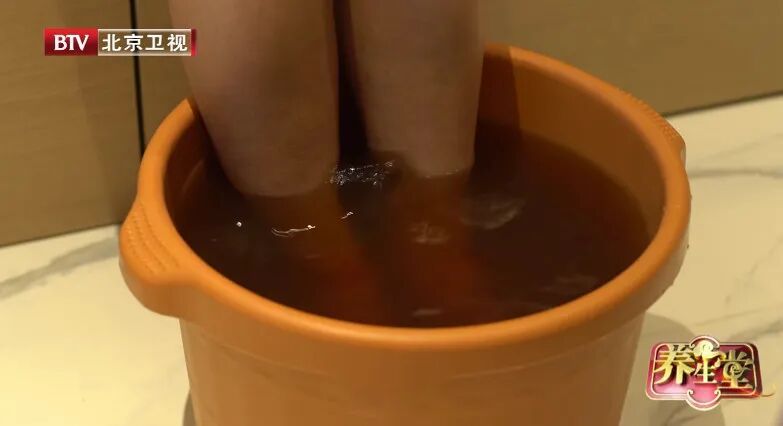 盲目早睡早起，反而伤气又伤神，60岁后，这样睡才长寿