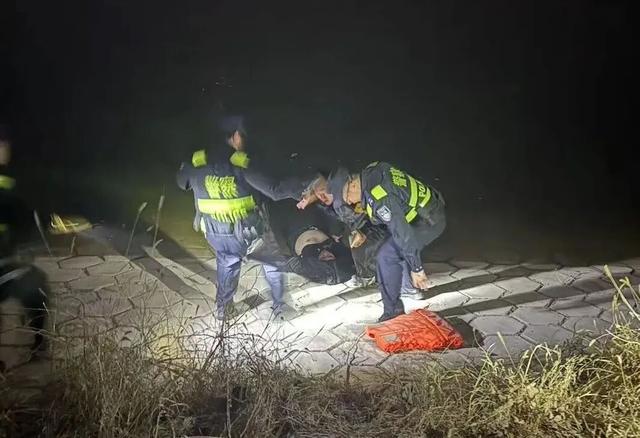 22：13报警，22：30上岸！17分钟，他们拽回一条命！