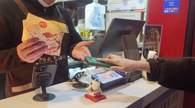 “阿大葱油饼”重开不到一年停业！阿大坦言“儿子年纪轻，很多情况不懂，走了弯路”