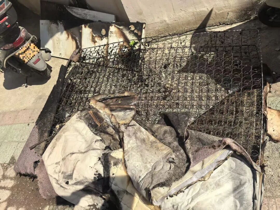 居民家中卧室起火，原因是它