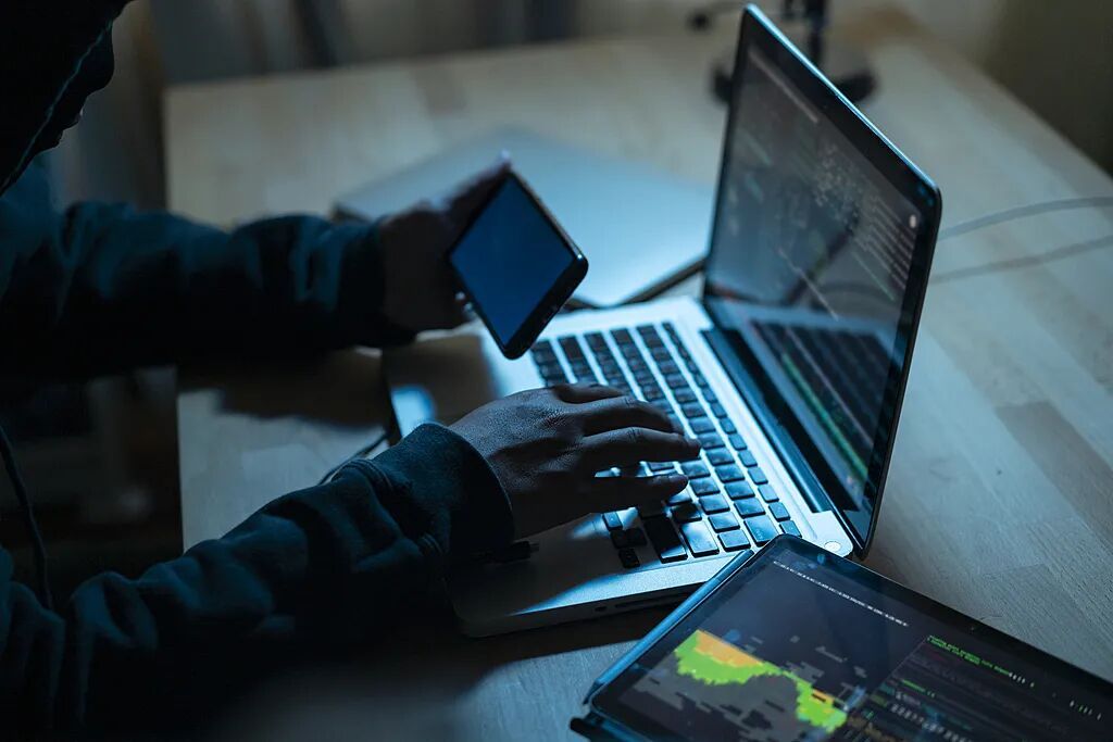 “抓你爸妈坐牢！”10岁男孩为保护父母，转走爷爷奶奶5.2万余元...