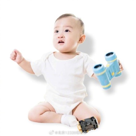 宝宝总是喜欢用手乱抓、吃手，家长要制止吗？