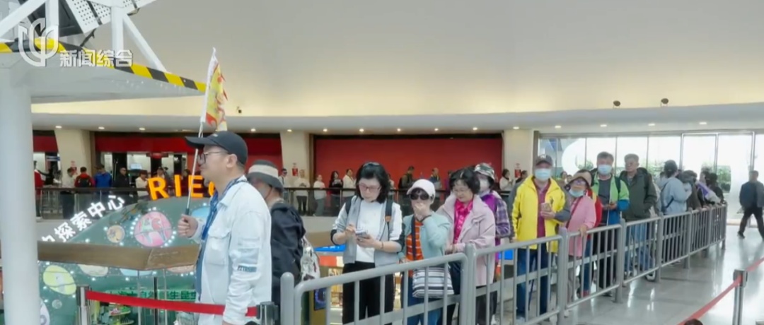 上海人一脸震惊！这几天怎么了？迪士尼门票售罄，早上5点起排队！全市多景点被挤爆
