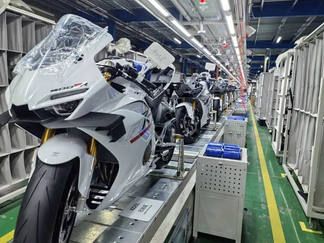 20年追逐机车梦，身边人眼中的张雪：工作执着专注，为人随和真诚