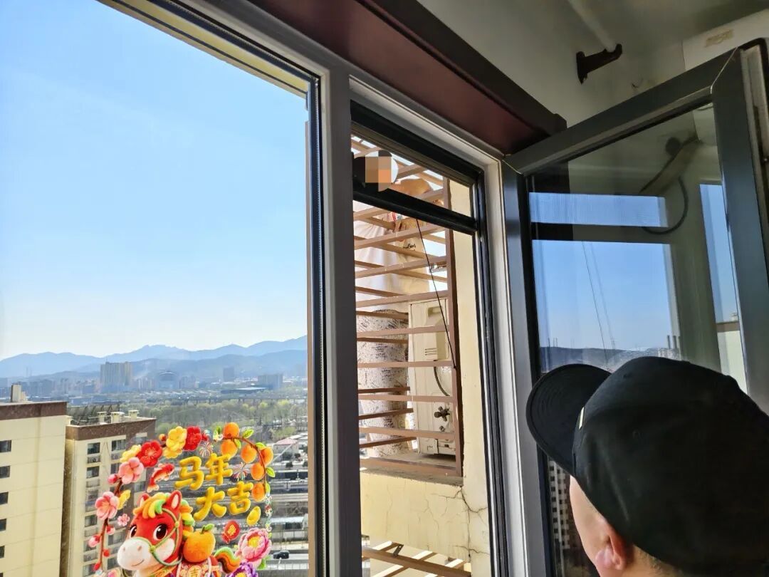 89岁独居老人被困家中，竟翻窗从27层爬到21层！消防紧急救援