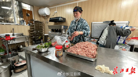 自闭症孩子妈妈卖烤肠，爱心老板一口气订了500斤