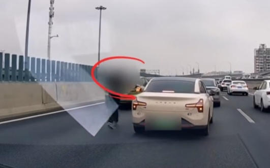 被后方超车说“开得慢”，男子路怒高架停车猛踢后方车辆，警方：行政拘留并罚款