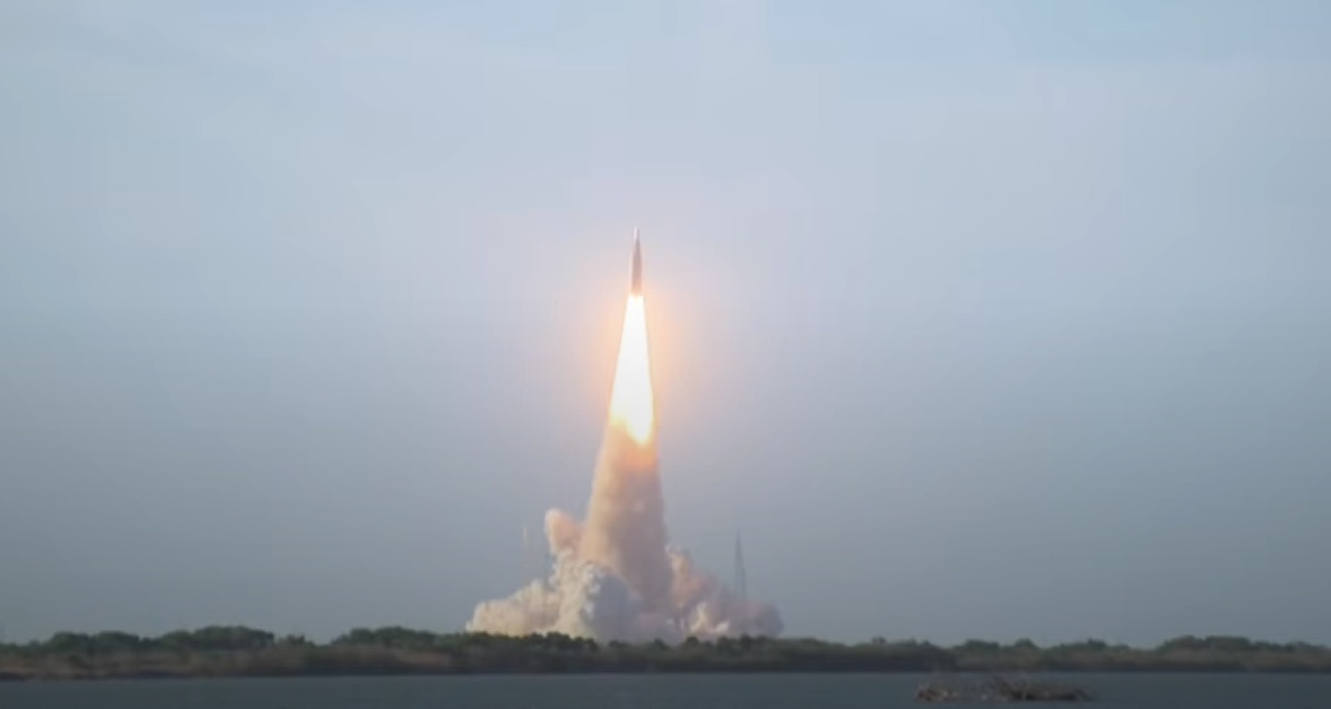 美国执行载人绕月任务火箭发射升空