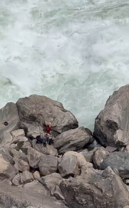 云南虎跳峡“发疯石”男子坠江身亡，救援细节披露