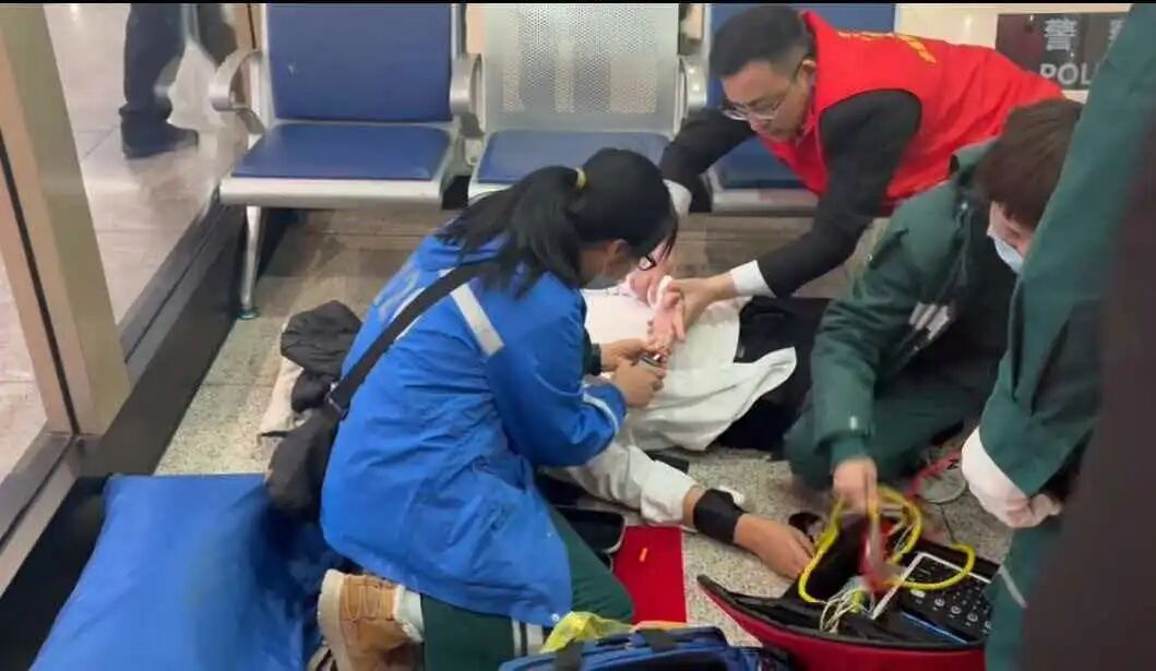 生死竞速10分钟！旅客突发心梗，哈尔滨西站高效救助转危为安