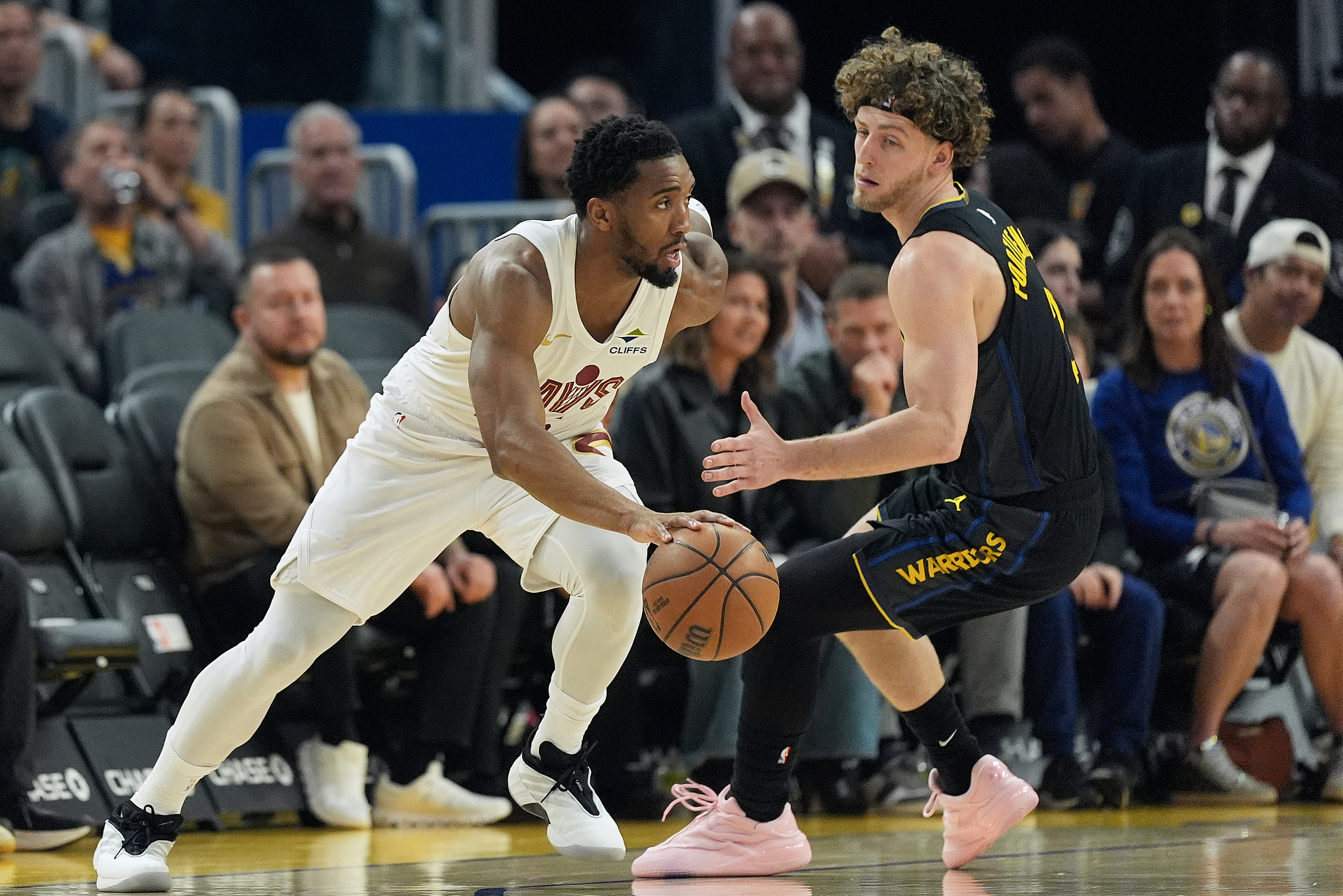 米切尔25+6波齐姆斯基25分 骑士客场险胜残阵勇士