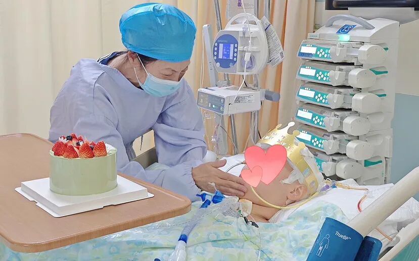 23岁女孩头痛一周，硬扛7天后心脏停跳，ICU里开颅3次！“凶手”藏在冰箱里，医生提醒