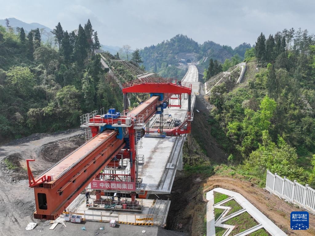 西渝高铁康渝段站前七标架梁施工完成