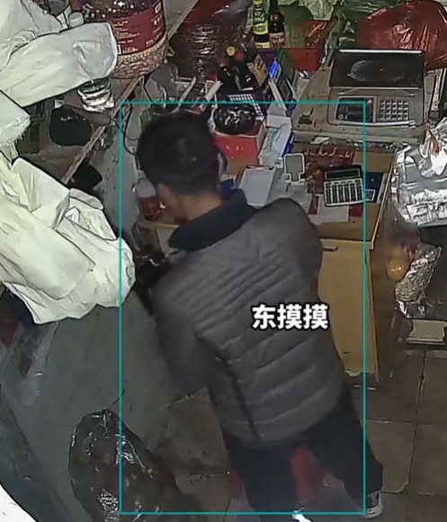 男子被犬吠依旧淡定行窃，不料被监控拍下全过程