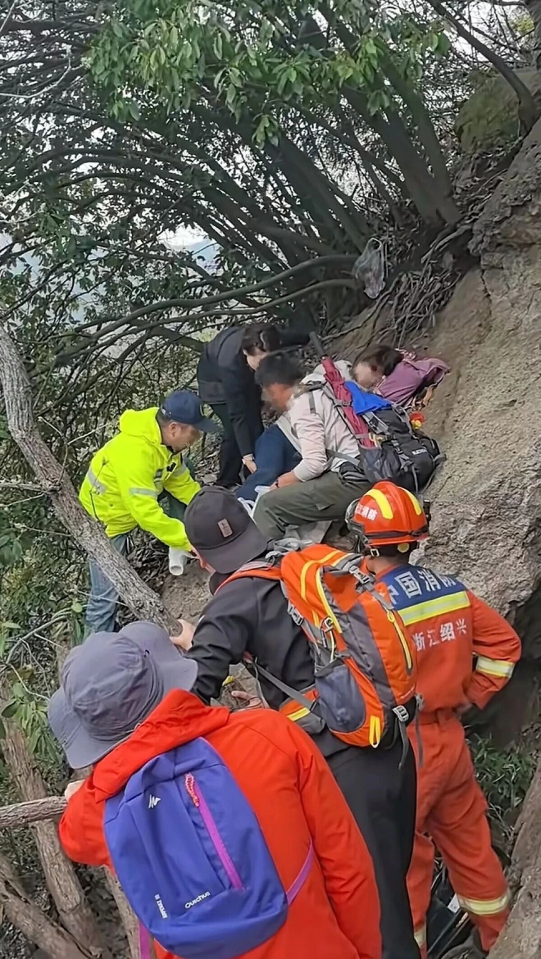 惊险！女子在绍兴香炉峰三生石上热舞，目击者：没任何防护措施，跳了约一分钟