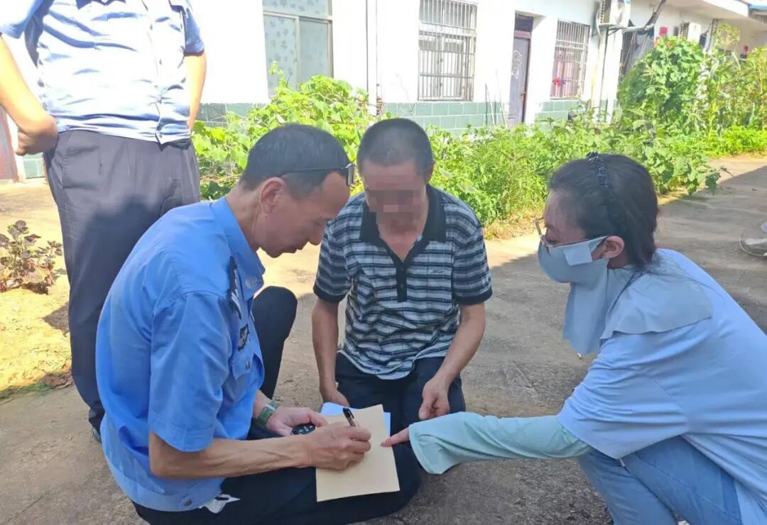 二十年前送他入狱，二十年后帮他“重生”