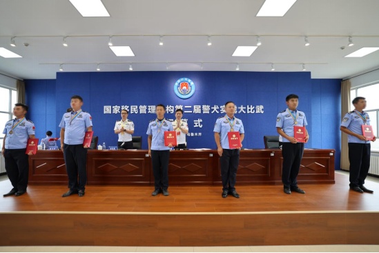 18岁缉毒烈士生命最后一刻，仍保持控制嫌犯姿势……