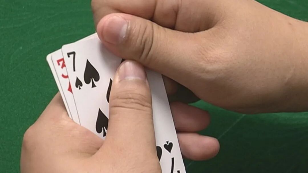 男子赌博输12万，发现“科技牌”报警，3人被采取刑事强制措施，男子自己被行政处罚