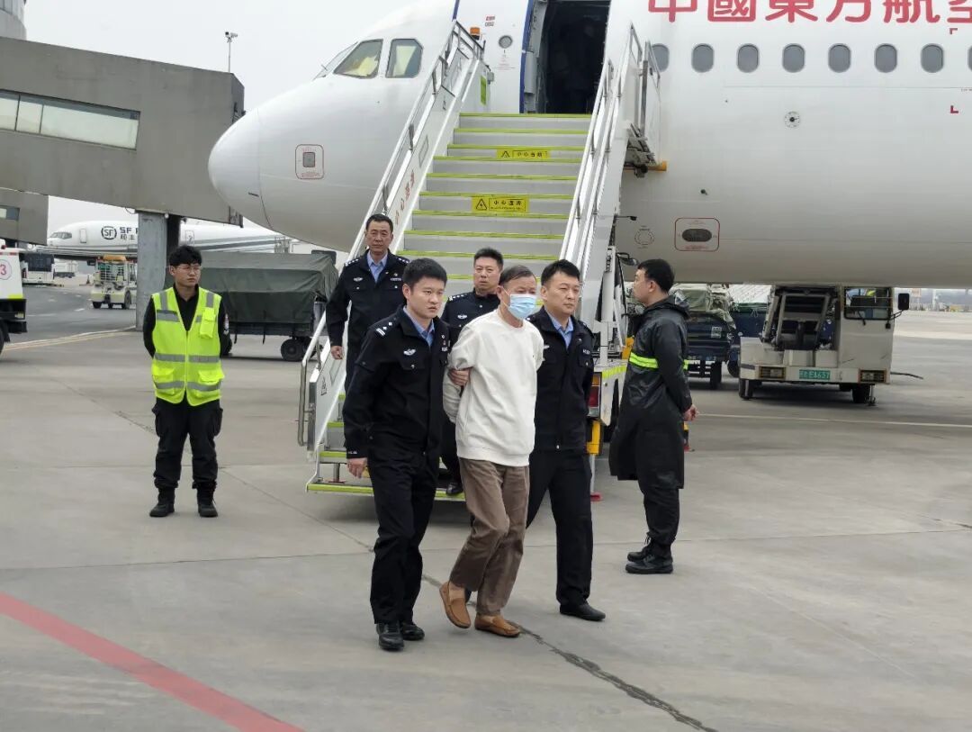 王某某向银行骗贷1.04亿元，潜逃境外近十年，今日被押解回国