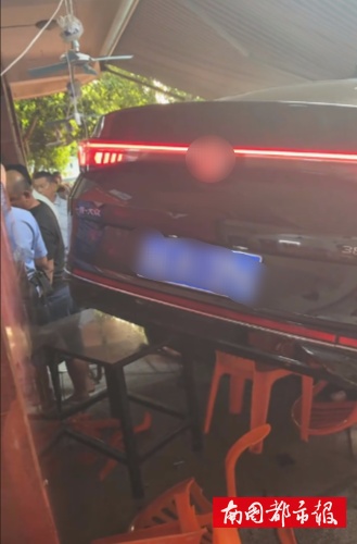 轿车冲进老爸茶店，致2人受伤！事发文昌→