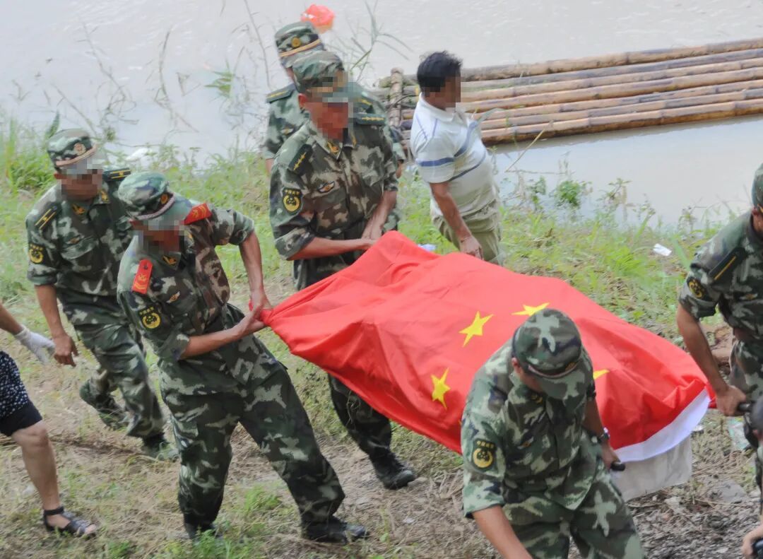 18岁缉毒烈士生命最后一刻，仍保持控制嫌犯姿势……