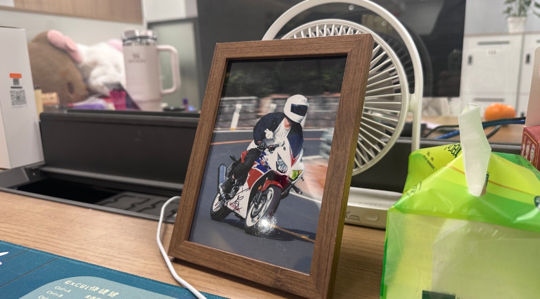 张雪背后的投资经理，是个浙江小伙；十年前自己接触摩托车，三次“小作文”打动张雪