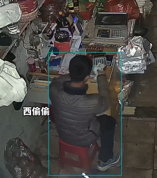 男子被犬吠依旧淡定行窃，不料被监控拍下全过程