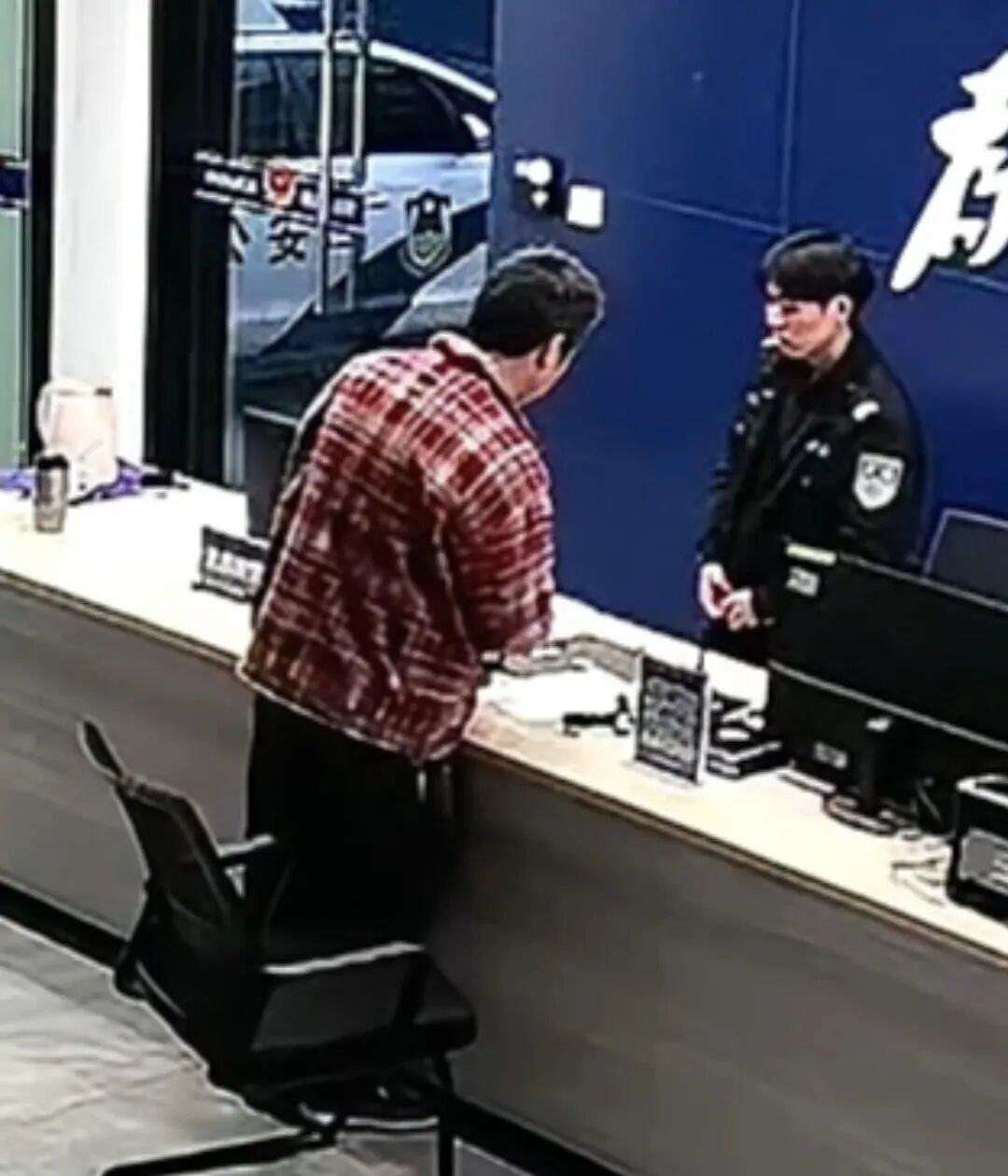 父亲去世后，母亲：“你爸好像埋过什么东西”！男子挖出后直冲警局