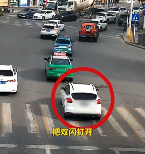 “打开双闪，跟着我！” 老人昏迷不醒，交警疾速开道护航就医