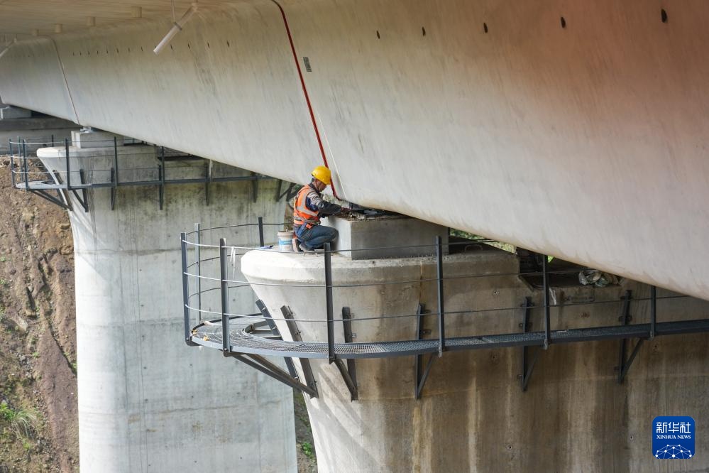 西渝高铁康渝段站前七标架梁施工完成