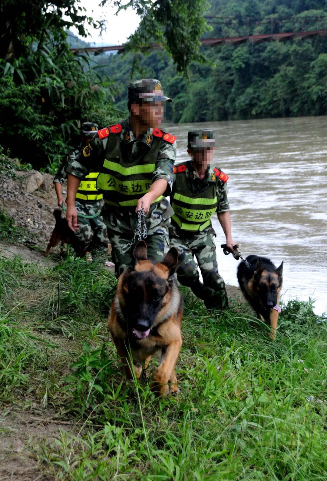 18岁缉毒烈士生命最后一刻，仍保持控制嫌犯姿势……