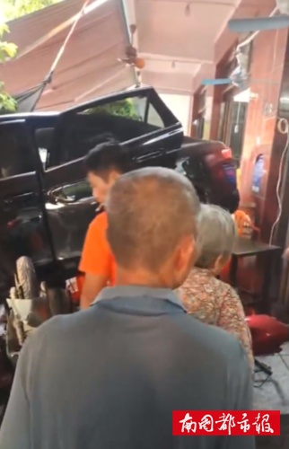 轿车冲进老爸茶店，致2人受伤！事发文昌→