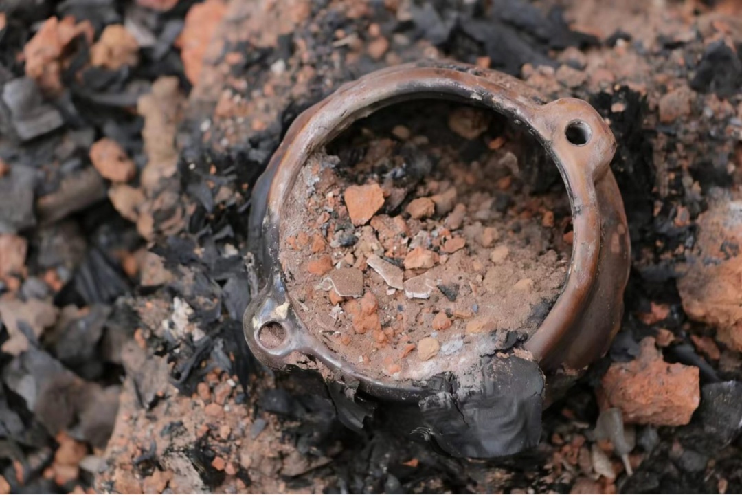 警惕！昆明一村民在家祭祖，结果蜡烛无人看守引燃纸钱等可燃物……
