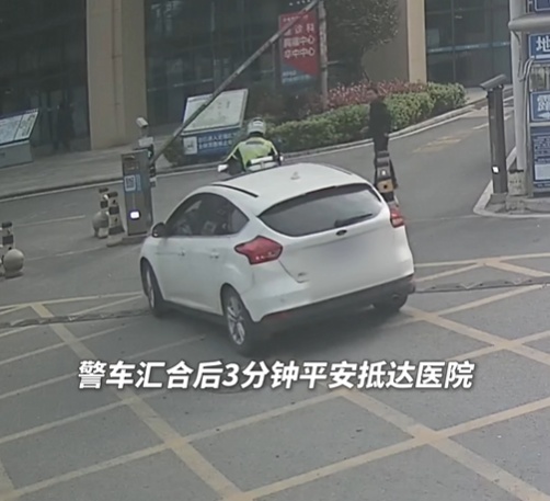 “打开双闪，跟着我！” 老人昏迷不醒，交警疾速开道护航就医