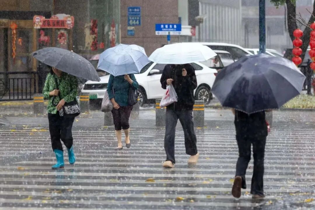 清明假期，广东有强降水和雷暴大风天气，广铁部分列车停运
