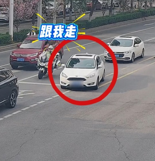 “打开双闪，跟着我！” 老人昏迷不醒，交警疾速开道护航就医