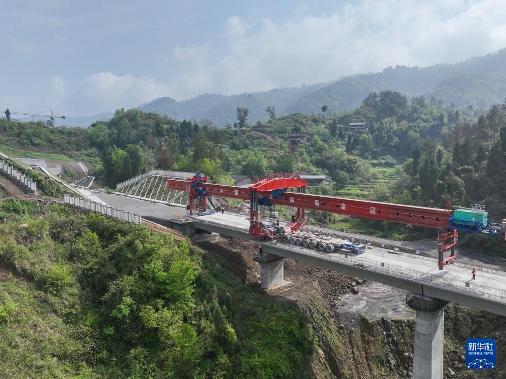 西渝高铁康渝段站前七标架梁施工完成