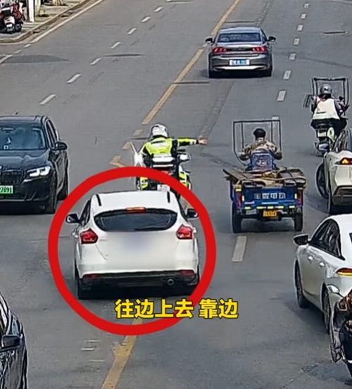 “打开双闪，跟着我！” 老人昏迷不醒，交警疾速开道护航就医