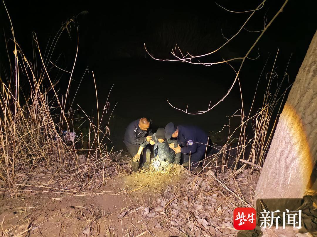 六旬老人深陷淤泥近7小时 民警辅警合力救出