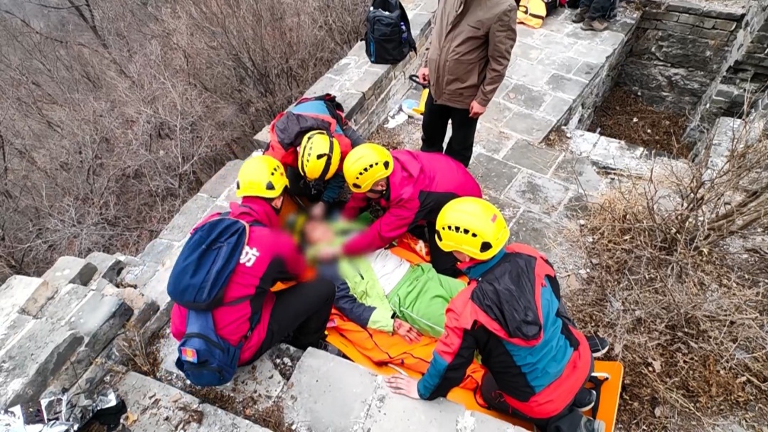 北京突发：女子爬野长城 跌落10米摔伤