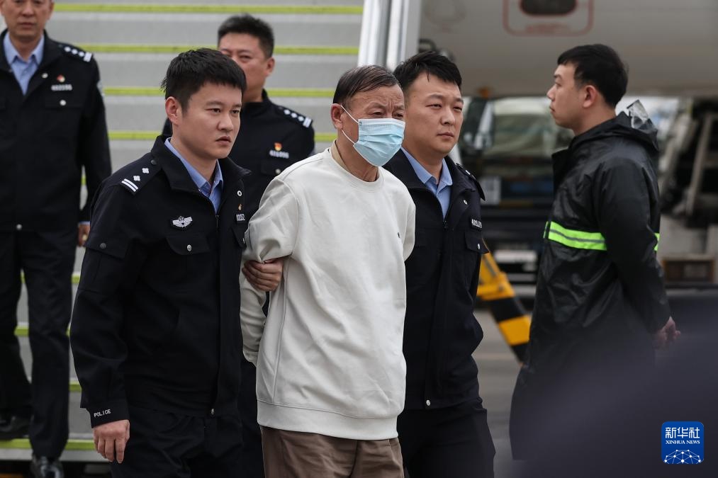 一名涉嫌贷款诈骗犯罪嫌疑人被押解回国