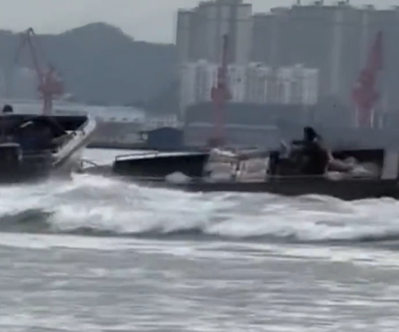 25岁海警烈士谯禾林牺牲时执法画面公开，被走私艇高速冲撞，受伤落水后壮烈牺牲