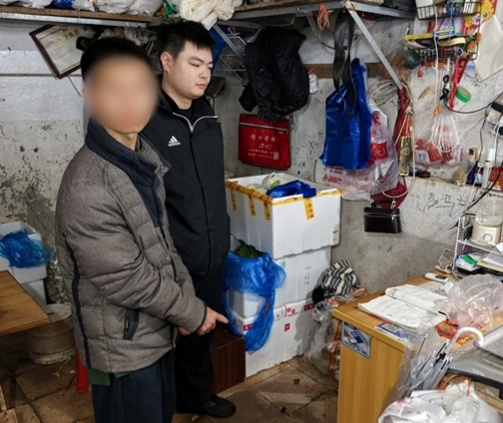 男子被犬吠依旧淡定行窃，不料被监控拍下全过程