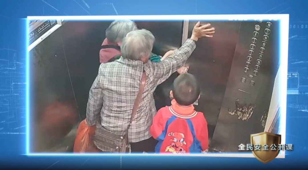 千万别再倚靠这个门，小心坠入“深渊”！